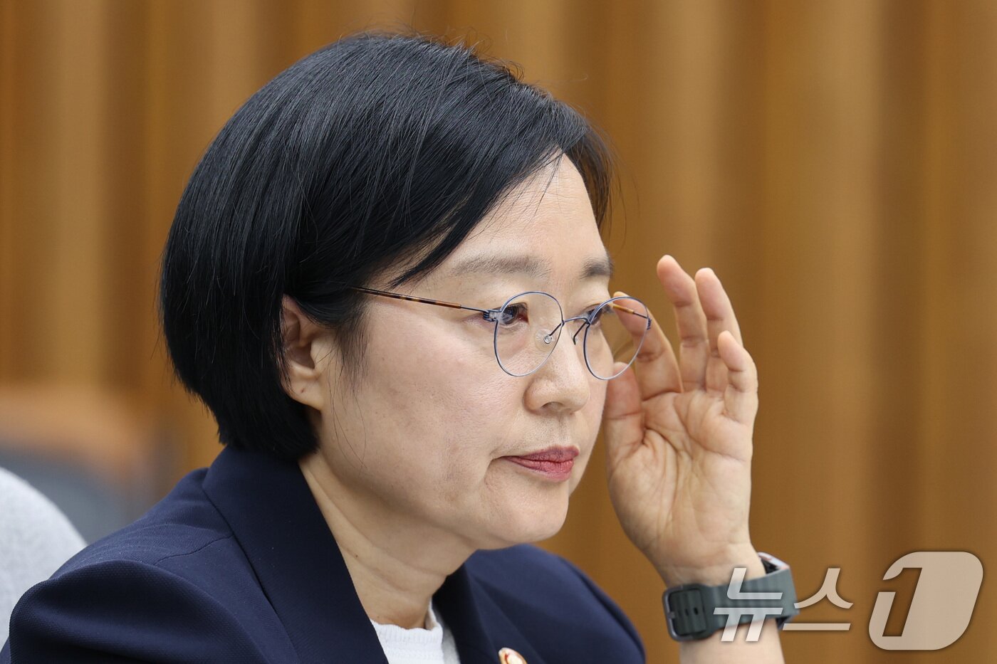 본문 이미지 - 한성숙 국무총리 후보자가 25일 서울 여의도에서 열린 인사청문회에서 안경을 고쳐쓰고 있다. 2026.6.25 ⓒ 뉴스1 신웅수 기자