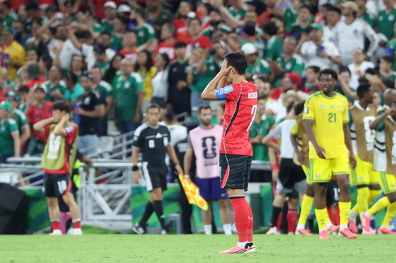'최악의 졸전' 한국, 남아공에 0-1 패배…'조 3위'로 32강행 불투명
