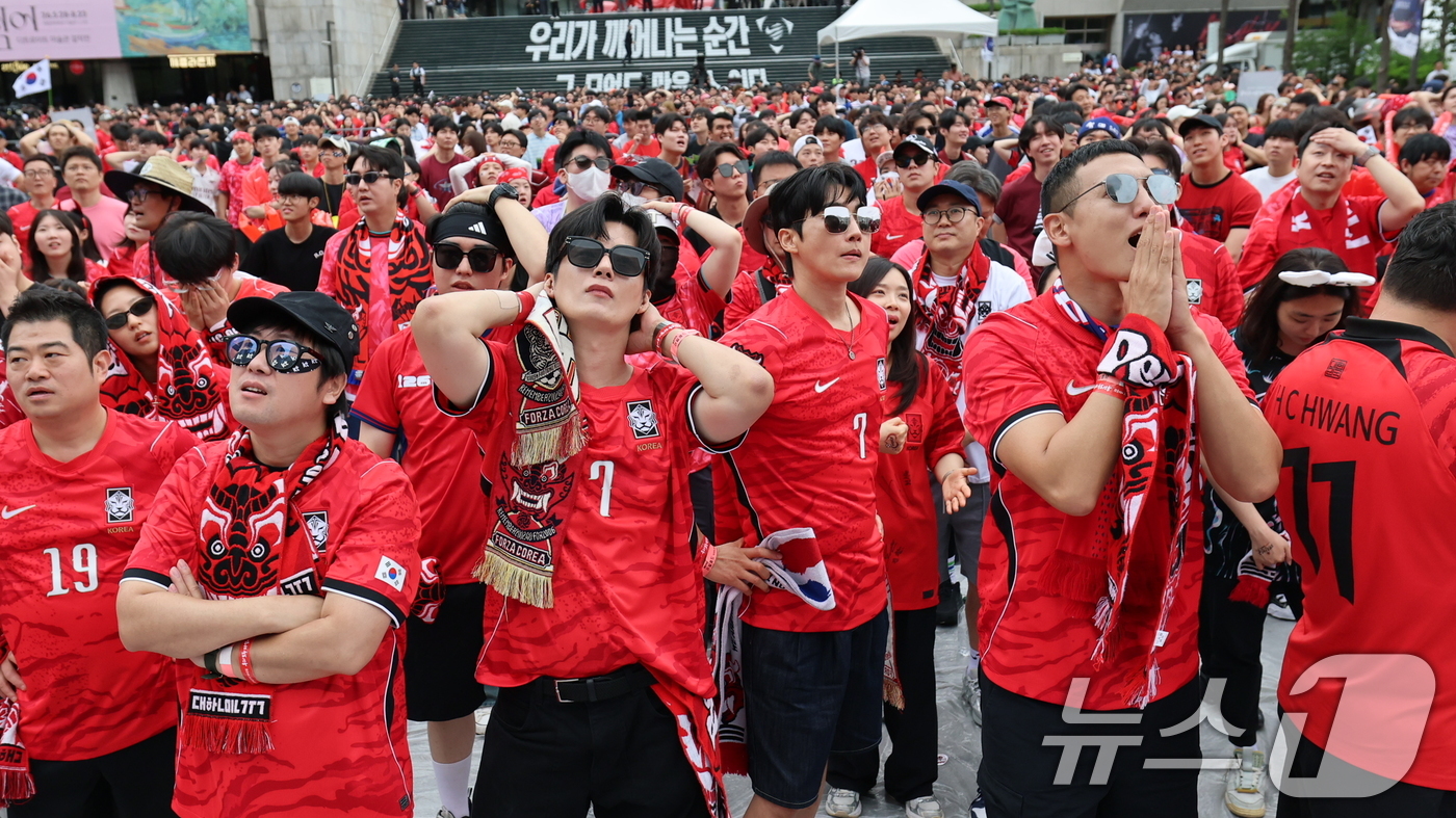 (서울=뉴스1) 오대일 기자 = 축구 국가대표팀 공식 서포터즈 붉은악마와 시민들이 25일 서울 종로구 광화문광장에서 열린 2026 국제축구연맹(FIFA) 북중미월드컵 A조 조별리그 …