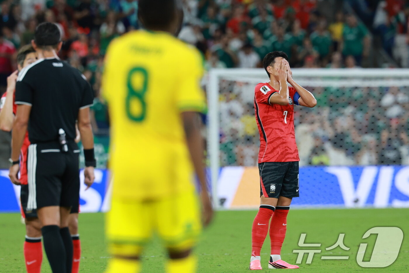 본문 이미지 - 대한민국 축구국가대표팀 손흥민이 24일(현지시간) 멕시코 몬테레이 스타디움에서 열린 2026 북중미 월드컵 A조 조별리그 3차전 대한민국과 남아프리카 공화국의 경기에서 남아공 타펠로 마세코의 선제골에 얼굴을 감싸고 있다. 2026.6.25 ⓒ 뉴스1 임세영 기자