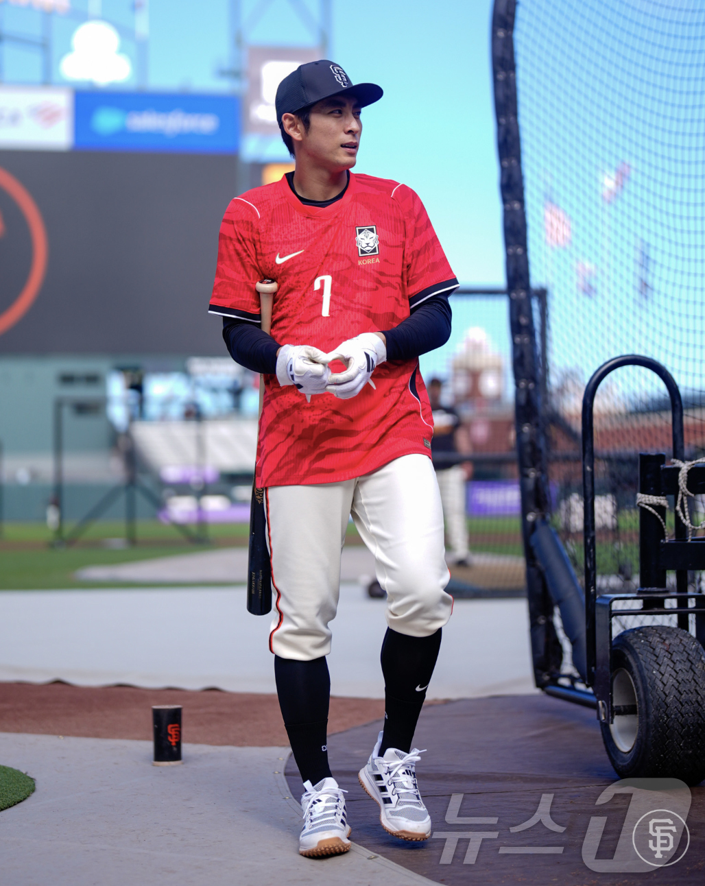 (서울=뉴스1) 김진환 기자 = '바람의 손자' 이정후(샌프란시스코 자이언츠)가 25일(한국시간) 미국 샌프란시스코 오라클파크에서 열리는 애슬레틱스와의 홈 경기를 앞두고 손흥민의 …