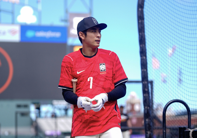 '손흥민 유니폼' 입고 등장한 '바람의 손자' 이정후… 축구 대표팀 깜짝 응원