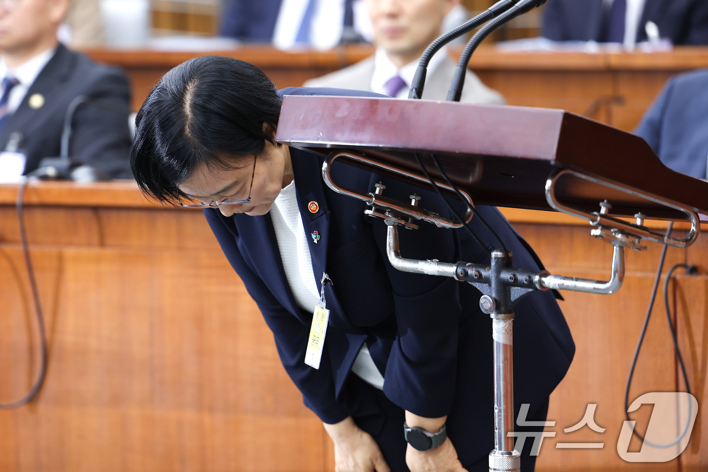 (서울=뉴스1) 신웅수 기자 = 한성숙 국무총리 후보자가 25일 서울 여의도에서 열린 인사청문회에서 인사하고 있다. 2026.6.25/뉴스1