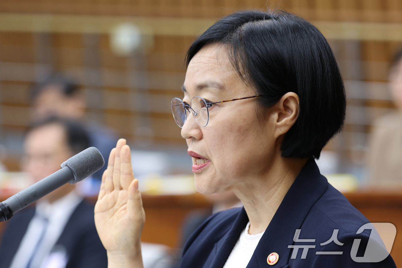 (서울=뉴스1) 신웅수 기자 = 한성숙 국무총리 후보자가 25일 서울 여의도에서 열린 인사청문회에서 증인 선서를 하고 있다. 2026.6.25/뉴스1