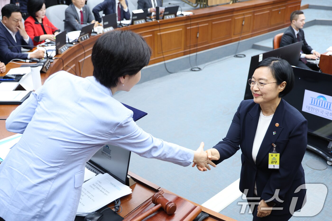 본문 이미지 - 한성숙 국무총리 후보자가 25일 서울 여의도에서 열린 인사청문회에서 증인 선서문을 백혜련 위원장에게 제출하고 있다. 2026.6.25 ⓒ 뉴스1 신웅수 기자