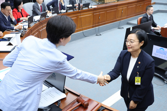 백혜련 위원장과 악수하는 한성숙