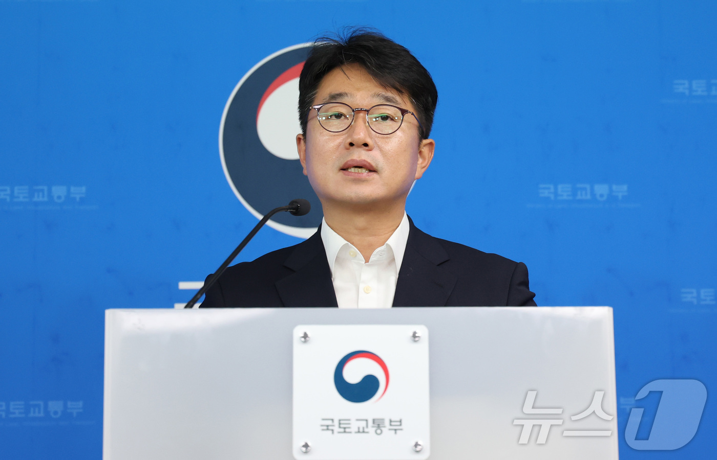 (세종=뉴스1) 김기남 기자 = 박지홍 대도시권광역교통위원회 상임위원이 25일 세종시 정부세종청사에서 전 국민이 이용할 수 있는 반값 모두의카드 시행 내용을 발표하고 있다 2026 …