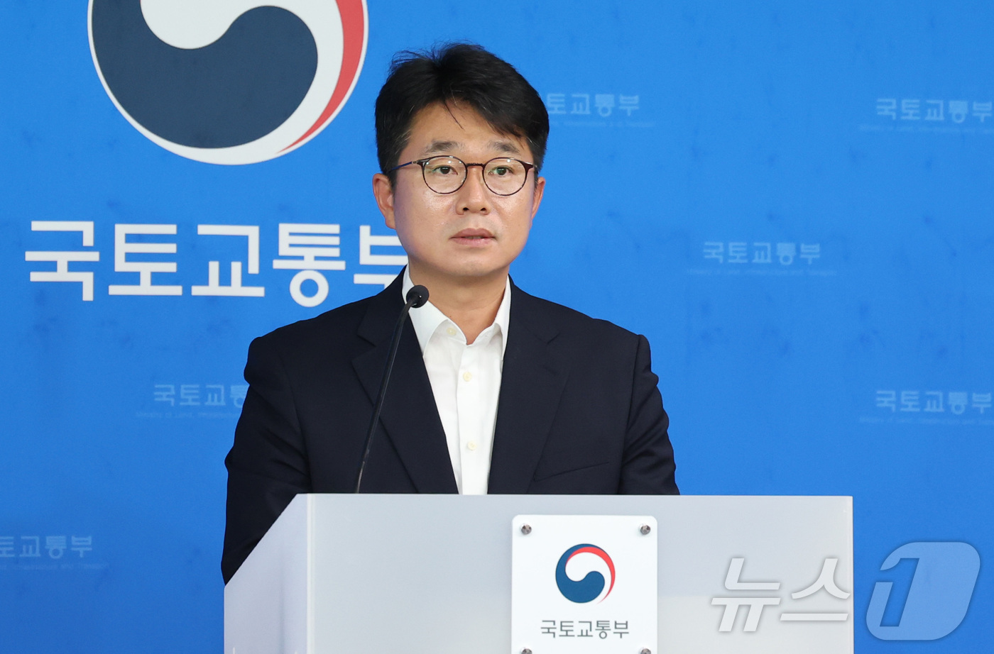 (세종=뉴스1) 김기남 기자 = 박지홍 대도시권광역교통위원회 상임위원이 25일 세종시 정부세종청사에서 전 국민이 이용할 수 있는 반값 모두의카드 시행 내용을 발표하고 있다 2026 …