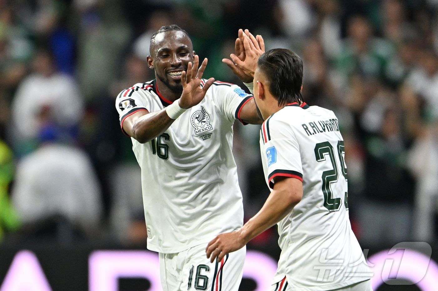 본문 이미지 - 멕시코는 25일(한국시간) 열린 2026 FIFA 북중미 월드컵 A조 조별리그 3차전에서 체코에 3-0으로 이겼다. ⓒ AFP=뉴스1