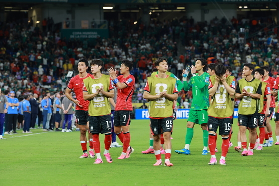 팬들에게 인사하는 축구대표팀