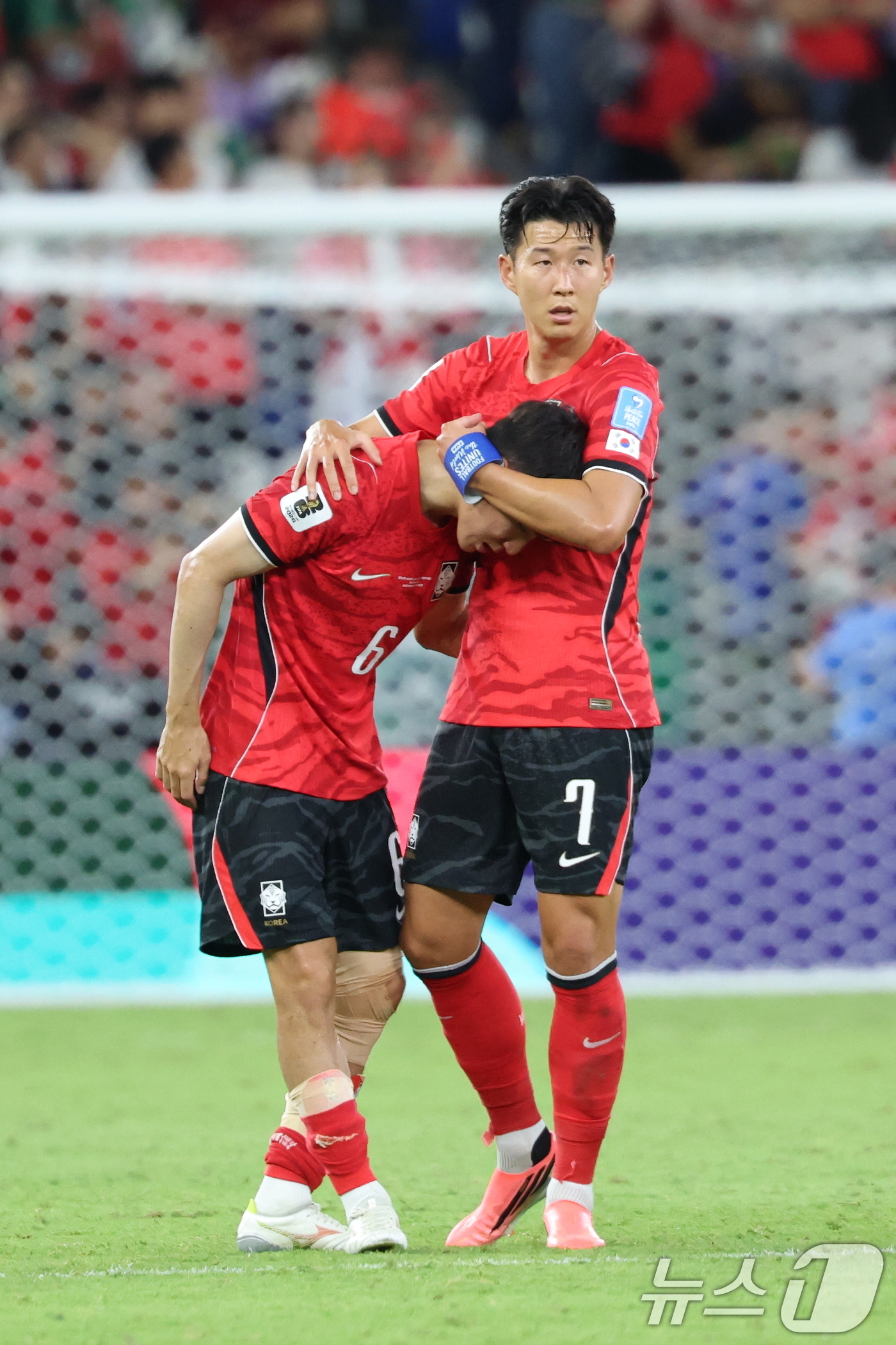 (몬테레이(멕시코)=뉴스1) 박지혜 기자 = 대한민국 축구국가대표팀 손흥민과 황인범이 24일(현지시간) 멕시코 몬테레이 스타디움에서 열린 2026 북중미 월드컵 A조 조별리그 3차 …