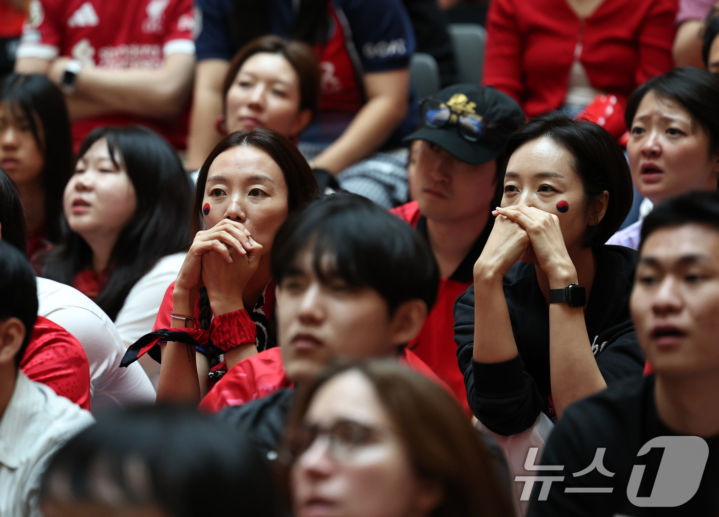 (수원=뉴스1) 구윤성 기자 = 25일 경기 수원시 장안구 스타필드 수원을 찾은 시민들이 2026 북중미월드컵 A조 조별리그 3차전 대한민국이 남아프리카공화국에 패하자 망연자실하고 …