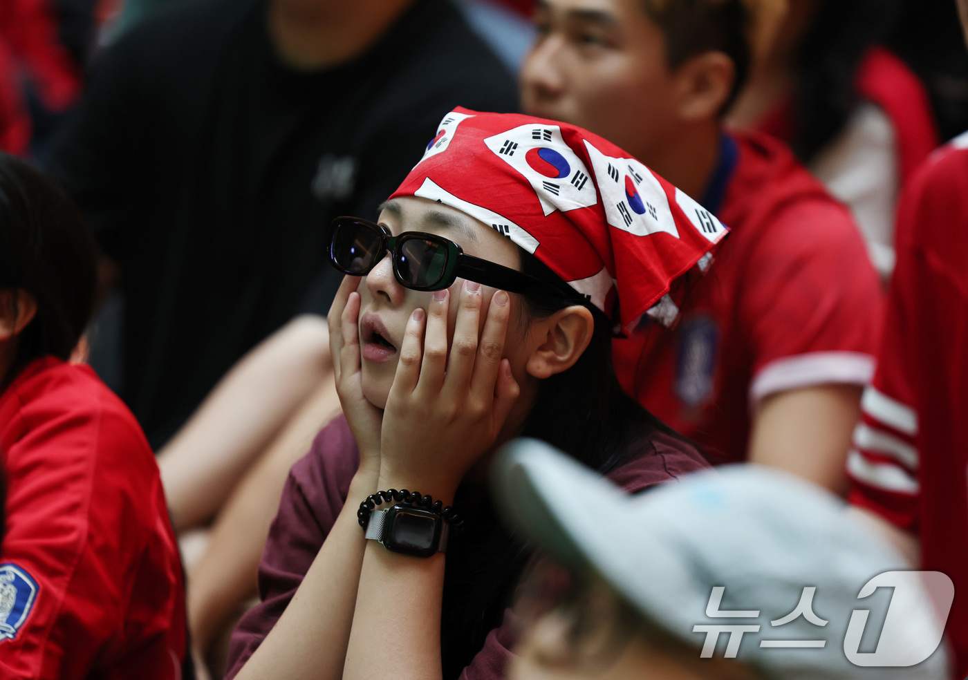 (수원=뉴스1) 구윤성 기자 = 25일 경기 수원시 장안구 스타필드 수원에서 2026 북중미월드컵 A조 조별리그 3차전 대한민국과 남아프리카공화국의 경기를 응원하는 시민들이 대한민 …