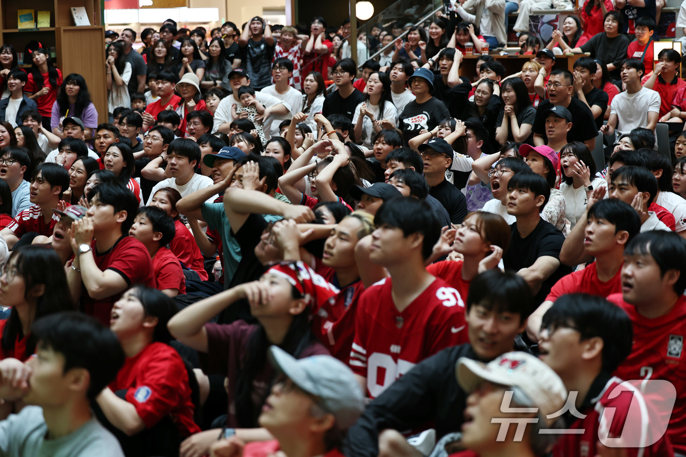 (수원=뉴스1) 구윤성 기자 = 25일 경기 수원시 장안구 스타필드 수원에서 2026 북중미월드컵 A조 조별리그 3차전 대한민국과 남아프리카공화국의 경기를 응원하는 시민들이 대한민 …