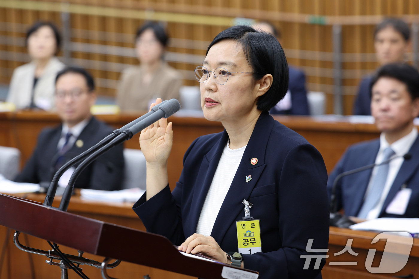 (서울=뉴스1) 신웅수 기자 = 한성숙 국무총리 후보자가 25일 서울 여의도에서 열린 인사청문회에서 증언 선서를 하고 있다. 2026.6.25/뉴스1