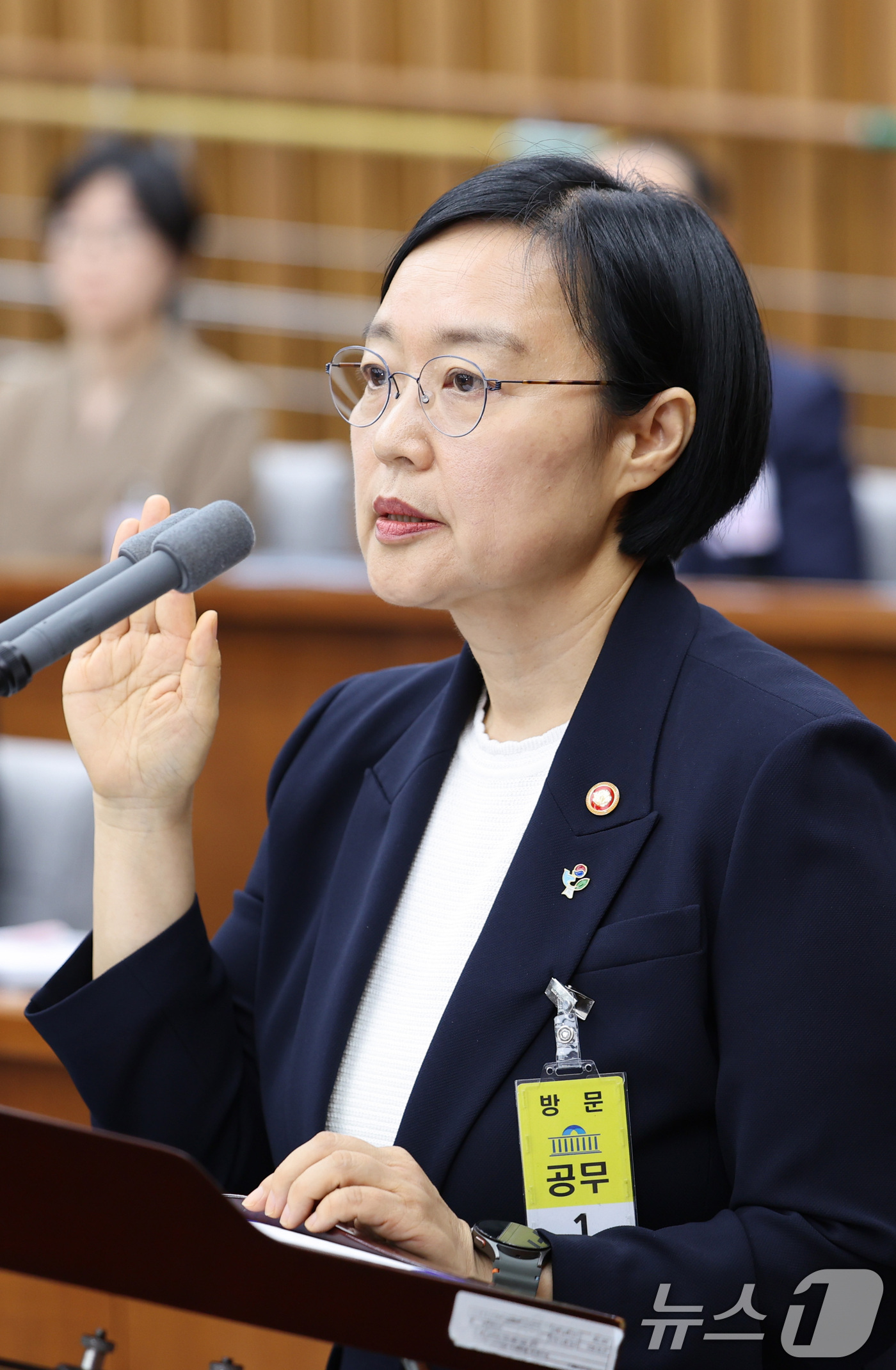 (서울=뉴스1) 신웅수 기자 = 한성숙 국무총리 후보자가 25일 서울 여의도에서 열린 인사청문회에서 증언 선서를 하고 있다. 2026.6.25/뉴스1