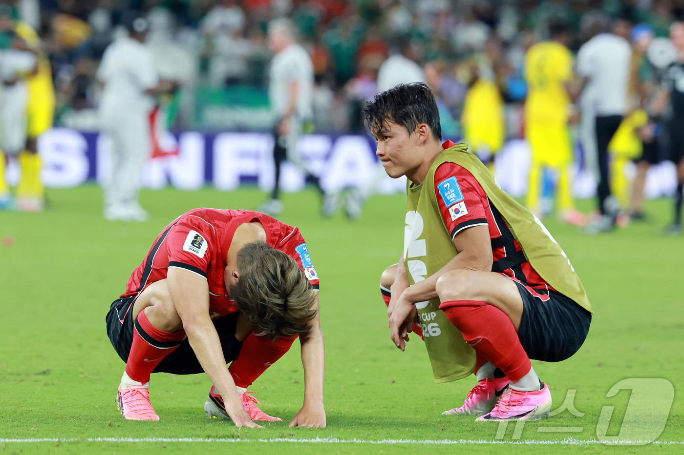 (몬테레이(멕시코)=뉴스1) 임세영 기자 = 대한민국 축구국가대표팀 이강인(왼쪽)과 오현규가 24일(현지시간) 멕시코 몬테레이 스타디움에서 열린 2026 북중미 월드컵 A조 조별리 …
