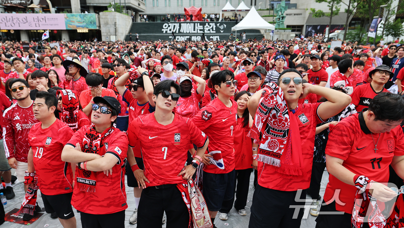 (서울=뉴스1) 오대일 기자 = 축구 국가대표팀 공식 서포터즈 붉은악마와 시민들이 25일 서울 종로구 광화문광장에서 열린 2026 국제축구연맹(FIFA) 북중미월드컵 A조 조별리그 …