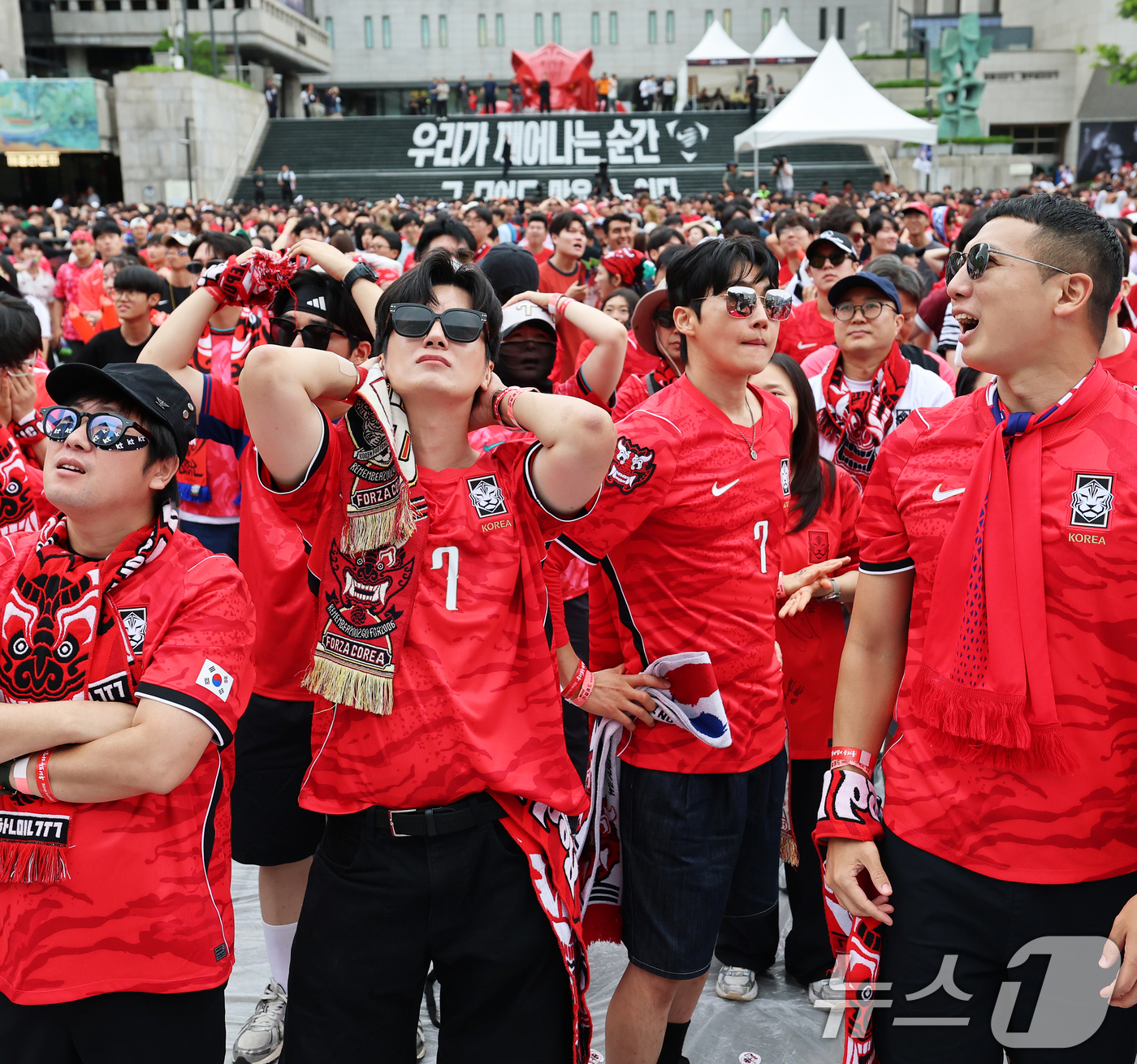 (서울=뉴스1) 오대일 기자 = 축구 국가대표팀 공식 서포터즈 붉은악마와 시민들이 25일 서울 종로구 광화문광장에서 열린 2026 국제축구연맹(FIFA) 북중미월드컵 A조 조별리그 …