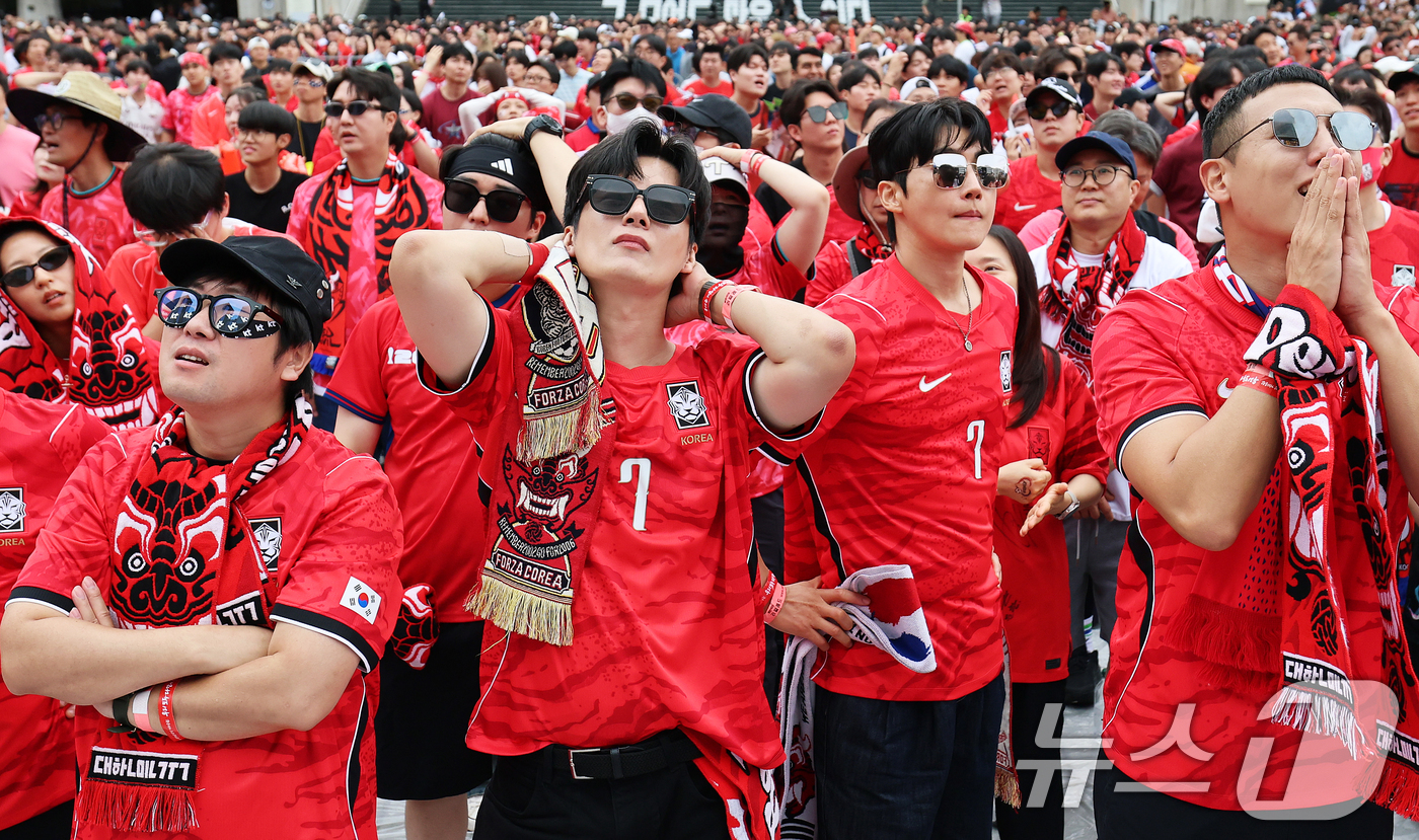 (서울=뉴스1) 오대일 기자 = 축구 국가대표팀 공식 서포터즈 붉은악마와 시민들이 25일 서울 종로구 광화문광장에서 열린 2026 국제축구연맹(FIFA) 북중미월드컵 A조 조별리그 …