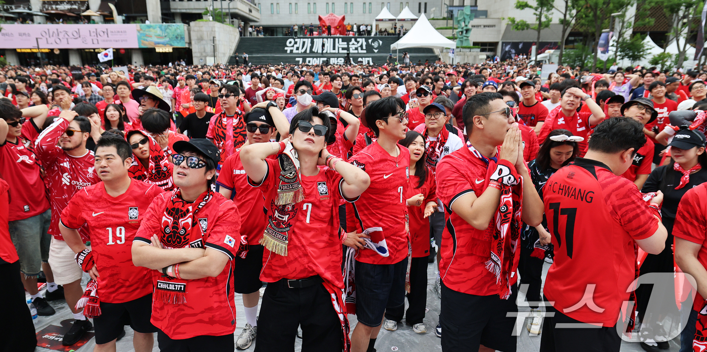 (서울=뉴스1) 오대일 기자 = 축구 국가대표팀 공식 서포터즈 붉은악마와 시민들이 25일 서울 종로구 광화문광장에서 열린 2026 국제축구연맹(FIFA) 북중미월드컵 A조 조별리그 …