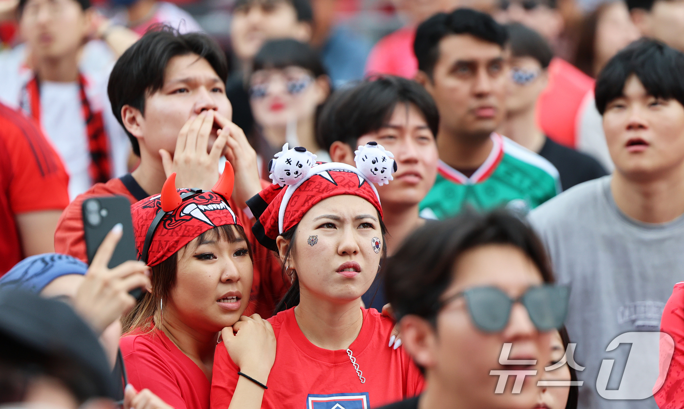 (서울=뉴스1) 오대일 기자 = 축구 국가대표팀 공식 서포터즈 붉은악마와 시민들이 25일 서울 종로구 광화문광장에서 열린 2026 국제축구연맹(FIFA) 북중미월드컵 A조 조별리그 …