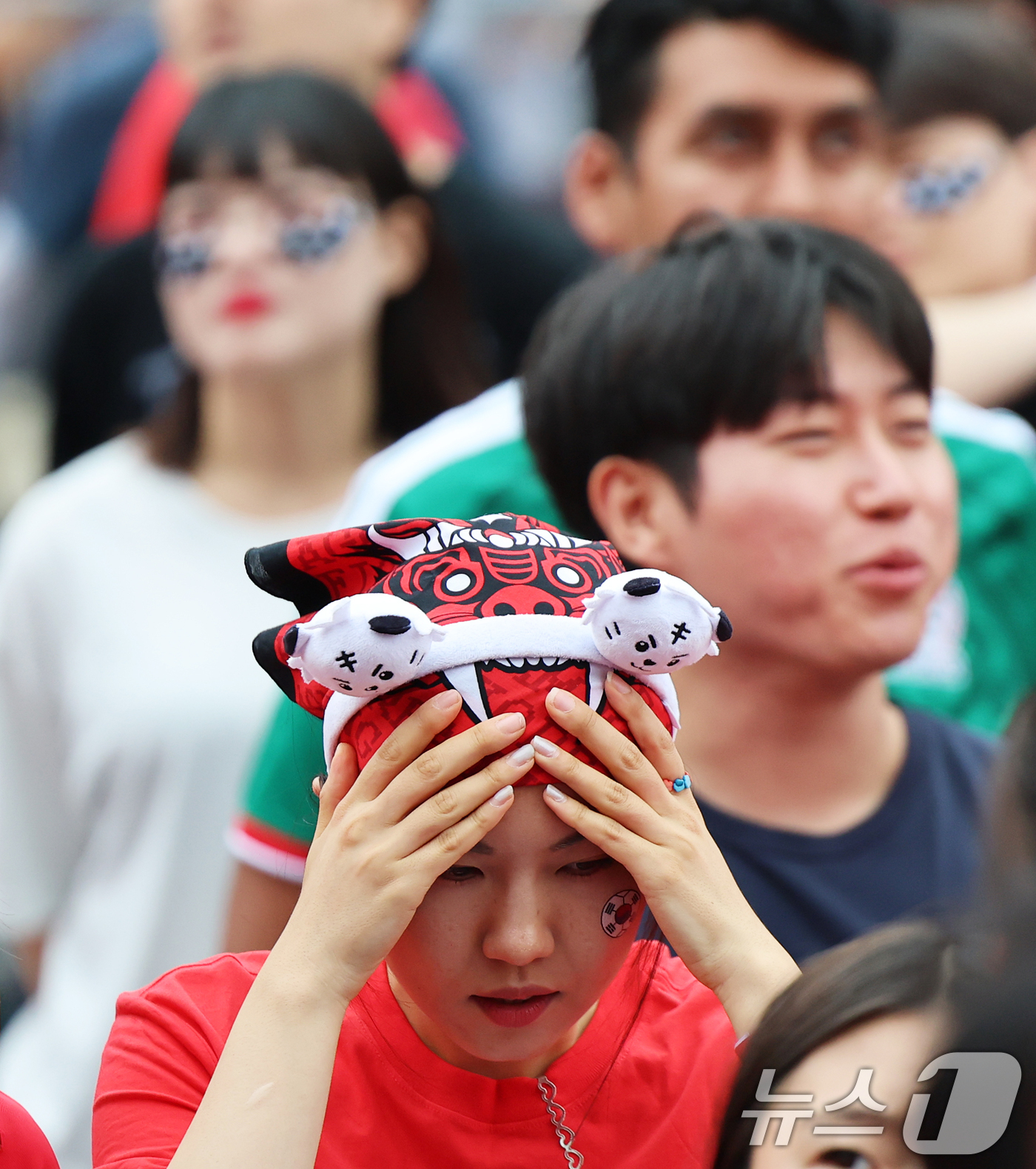 (서울=뉴스1) 오대일 기자 = 축구 국가대표팀 공식 서포터즈 붉은악마와 시민들이 25일 서울 종로구 광화문광장에서 열린 2026 국제축구연맹(FIFA) 북중미월드컵 A조 조별리그 …