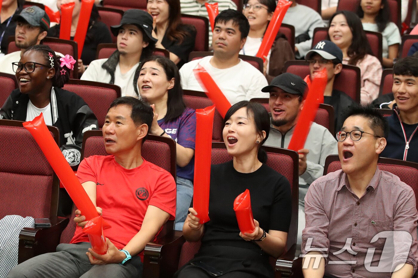 본문 이미지 - 25일 대구 남구 영남이공대 시청각실에서 학생과 교직원이 2026 북중미월드컵 A조 조별리그 3차전 대한민국과 남아프리카공화국의 경기를 지켜보며 응원하고 있다. 2026.6.25 ⓒ 뉴스1 공정식 기자