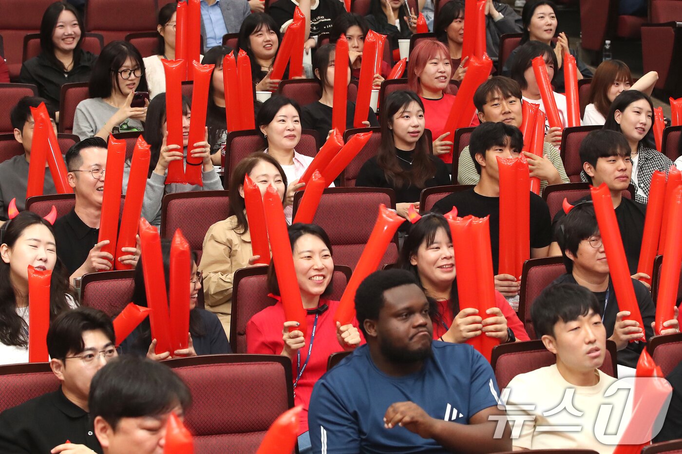 본문 이미지 - 25일 대구 남구 영남이공대 시청각실에서 학생과 교직원이 2026 북중미월드컵 A조 조별리그 3차전 대한민국과 남아프리카공화국의 경기를 지켜보며 응원하고 있다. 2026.6.25 ⓒ 뉴스1 공정식 기자