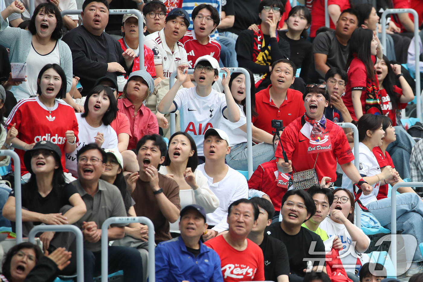 (대구=뉴스1) 공정식 기자 = 25일 대구FC 홈구장인 대구iM뱅크파크에서 2026 북중미월드컵 A조 조별리그 3차전 대한민국과 남아프리카공화국의 경기를 지켜보던 시민들이 한국 …