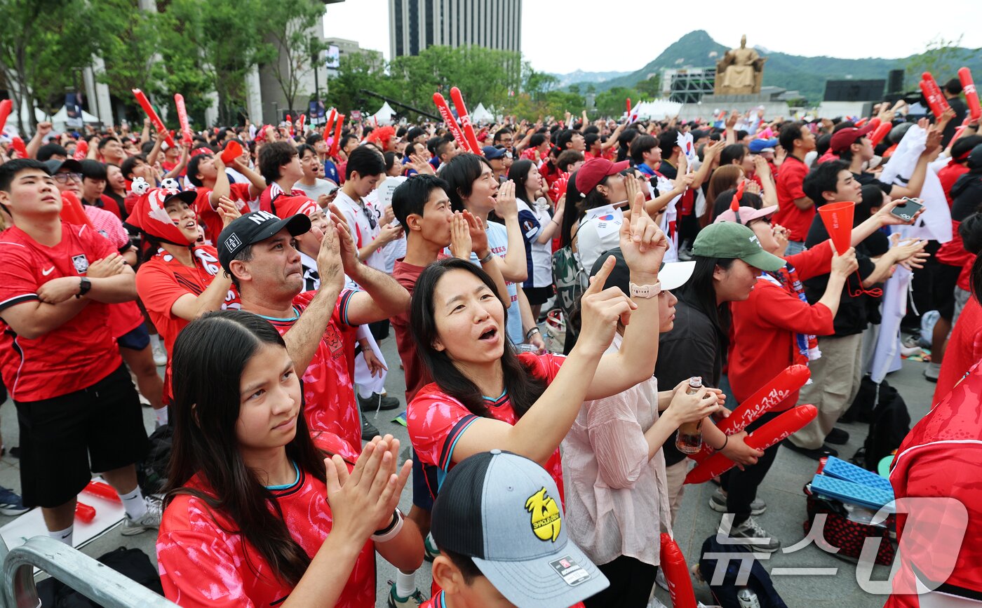 본문 이미지 - 축구 국가대표팀 공식 서포터즈 붉은악마와 시민들이 25일 서울 종로구 광화문광장에서 열린 2026 국제축구연맹(FIFA) 북중미월드컵 A조 조별리그 3차전 대한민국과 남아프리카공화국의 경기 거리응원에서 태극전사들을 목 놓아 응원하고 있다. 2026.6.25 ⓒ 뉴스1 오대일 기자