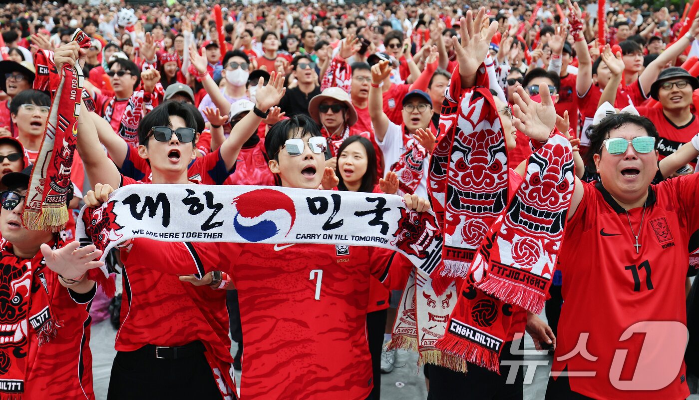본문 이미지 - 축구 국가대표팀 공식 서포터즈 붉은악마와 시민들이 25일 서울 종로구 광화문광장에서 열린 2026 국제축구연맹(FIFA) 북중미월드컵 A조 조별리그 3차전 대한민국과 남아프리카공화국의 경기 거리응원에서 태극전사들을 목 놓아 응원하고 있다. 2026.6.25 ⓒ 뉴스1 오대일 기자