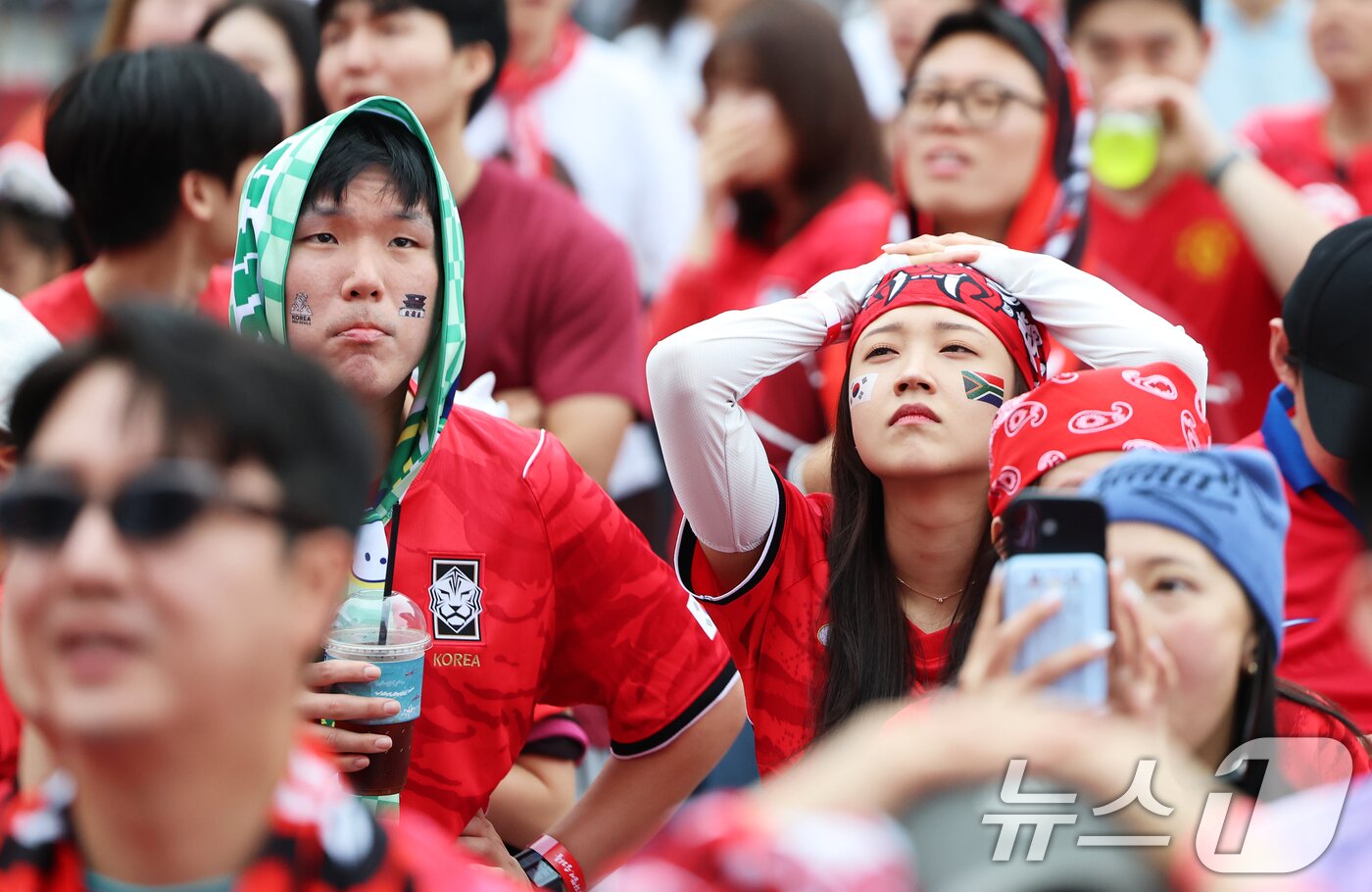본문 이미지 - 축구 국가대표팀 공식 서포터즈 붉은악마와 시민들이 25일 서울 종로구 광화문광장에서 열린 2026 국제축구연맹(FIFA) 북중미월드컵 A조 조별리그 3차전 대한민국과 남아프리카공화국의 경기 거리응원에서 후반 17분 실점을 허용하자 아쉬워하고 있다. 2026.6.25 ⓒ 뉴스1 오대일 기자