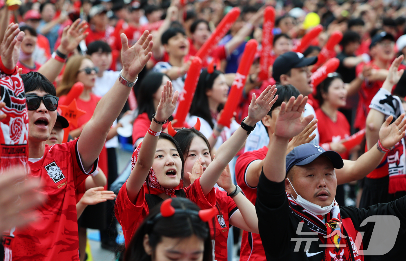 (서울=뉴스1) 오대일 기자 = 축구 국가대표팀 공식 서포터즈 붉은악마와 시민들이 25일 서울 종로구 광화문광장에서 열린 2026 국제축구연맹(FIFA) 북중미월드컵 A조 조별리그 …