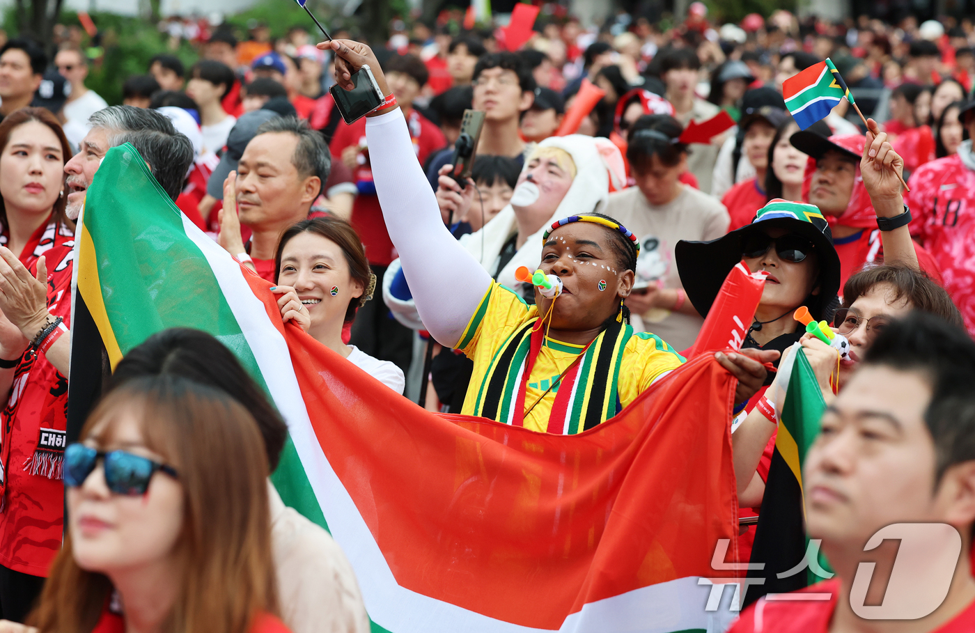(서울=뉴스1) 오대일 기자 = 25일 서울 종로구 광화문광장에서 열린 2026 국제축구연맹(FIFA) 북중미월드컵 A조 조별리그 3차전 대한민국과 남아프리카공화국의 경기 거리응원 …
