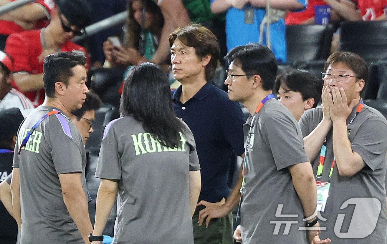 본문 이미지 - 대한민국 축구국가대표팀 홍명보 감독이 24일(현지시간) 멕시코 몬테레이 스타디움에서 열린 2026 북중미 월드컵 A조 조별리그 3차전 대한민국과 남아프리카 공화국의 경기에서 1-0으로 패한 뒤 아쉬워 하고 있다 2026.6.25 ⓒ 뉴스1 박지혜 기자