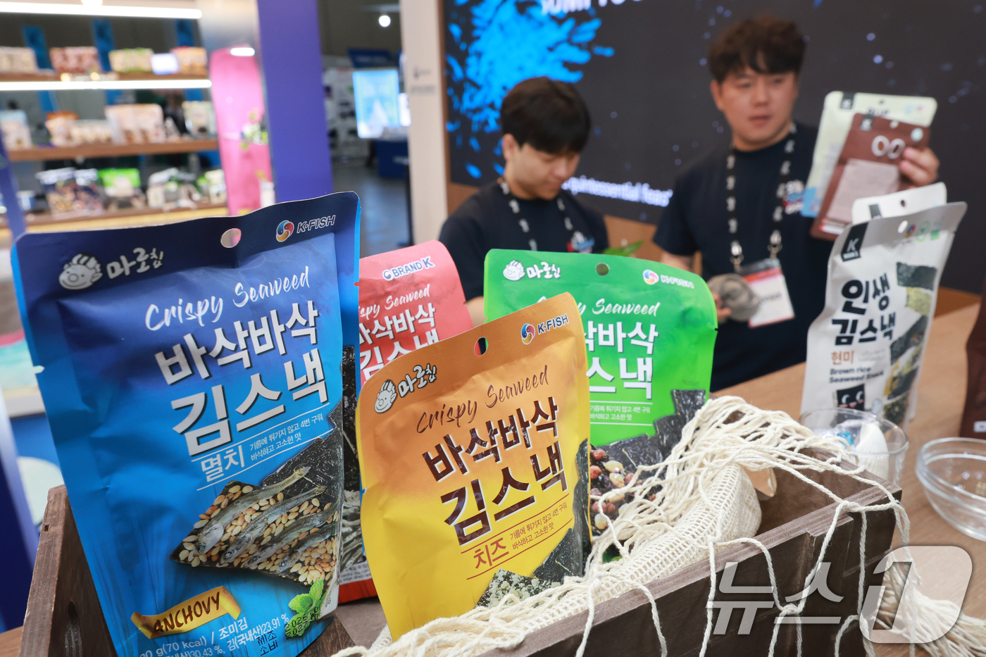 (고양=뉴스1) 이호윤 기자 = 25일 경기도 고양시 킨텍스 제1전시장에서 열린 '2026 마이케이페스타'에서 관람객들이 간식 제품들을 살펴보고 있다. 2026.6.25/뉴스1