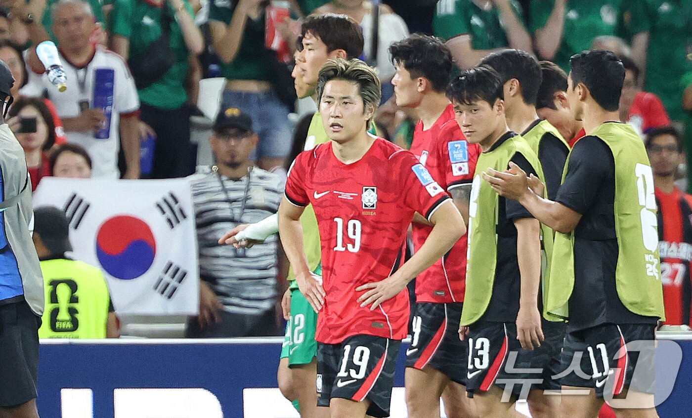 본문 이미지 - 대한민국 축구국가대표팀 이강인이 24일(현지시간) 멕시코 몬테레이 스타디움에서 열린 2026 북중미 월드컵 A조 조별리그 3차전 대한민국과 남아프리카 공화국의 경기에서 1-0으로 패한 뒤 아쉬워 하고 있다. 2026.6.25 ⓒ 뉴스1 박지혜 기자
