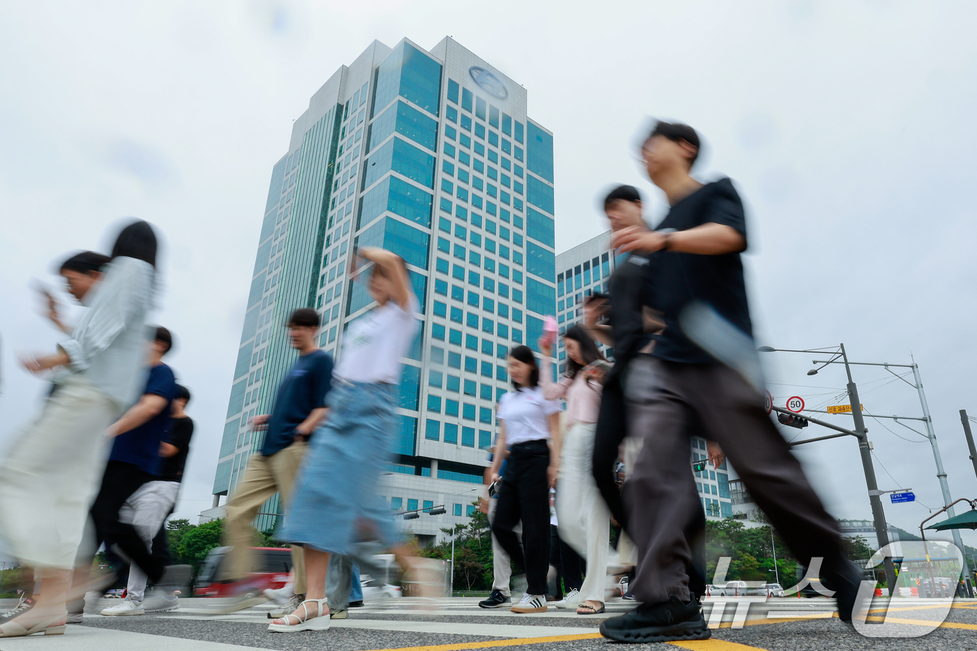 (서울=뉴스1) 안은나 기자 = 현대자동차 노동조합이 조합원 86.65% 찬성으로 파업을 가결하면서 25일 중앙노동위원회의 결정에 따라 파업권을 확보하면 본격적인 파업 수순에 들어 …