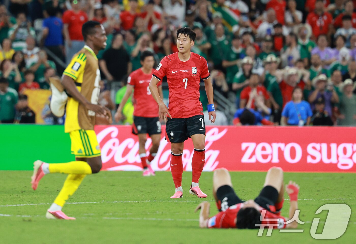 본문 이미지 - 대한민국 축구국가대표팀 손흥민을 비롯한 선수들이 24일(현지시간) 멕시코 몬테레이 스타디움에서 열린 2026 북중미 월드컵 A조 조별리그 3차전 대한민국과 남아프리카 공화국의 경기에서 0대 1로 패배한 후 아쉬워하고 있다. 2026.6.25 ⓒ 뉴스1 임세영 기자