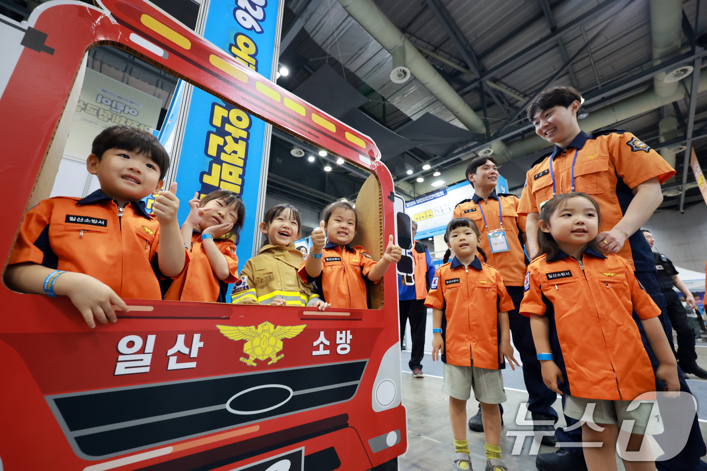 (고양=뉴스1) 이호윤 기자 = 25일 경기도 고양시 킨텍스 제2전시장에서 열린 '2026 어린이안전박람회'에서 어린이들이 소방관 옷을 입고 기념촬영을 하고 있다. 2026.6.2 …