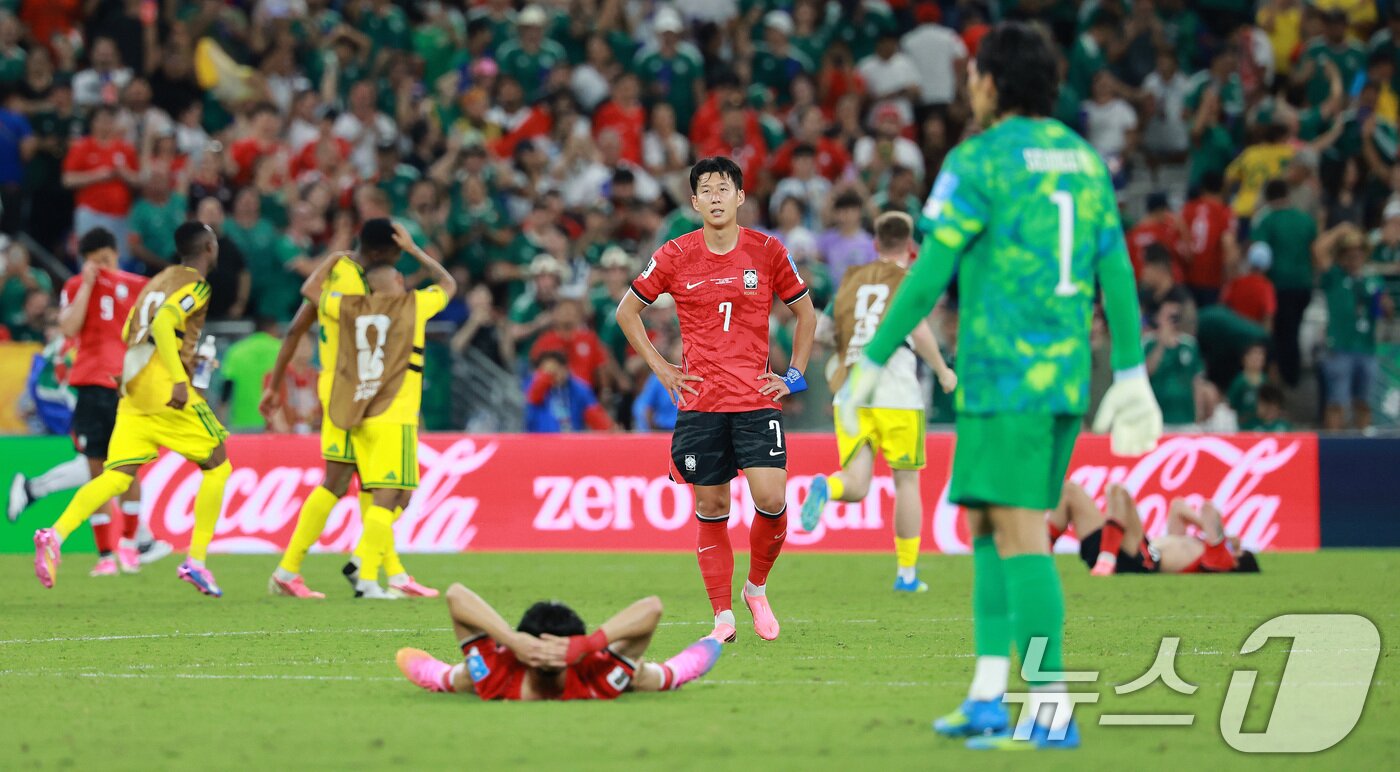 본문 이미지 - 대한민국 축구국가대표팀 손흥민을 비롯한 선수들이 24일(현지시간) 멕시코 몬테레이 스타디움에서 열린 2026 북중미 월드컵 A조 조별리그 3차전 대한민국과 남아프리카 공화국의 경기에서 0대 1로 패배한 후 아쉬워하고 있다. 2026.6.25 ⓒ 뉴스1 임세영 기자
