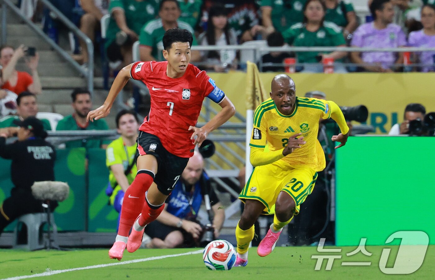 본문 이미지 - 대한민국 축구국가대표팀 손흥민이 24일(현지시간) 멕시코 몬테레이 스타디움에서 열린 2026 북중미 월드컵 A조 조별리그 3차전 대한민국과 남아프리카 공화국의 경기에서 드리블을 하고 있다. 2026.6.25 ⓒ 뉴스1 임세영 기자