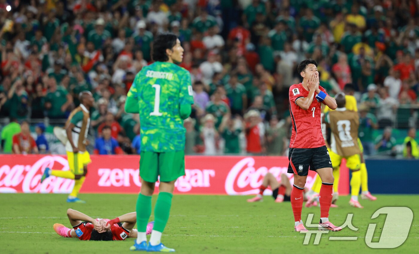 본문 이미지 - 대한민국 축구국가대표팀 손흥민을 비롯한 선수들이 24일(현지시간) 멕시코 몬테레이 스타디움에서 열린 2026 북중미 월드컵 A조 조별리그 3차전 대한민국과 남아프리카 공화국의 경기에서 0대 1로 패배한 후 아쉬워하고 있다. 2026.6.25 ⓒ 뉴스1 임세영 기자