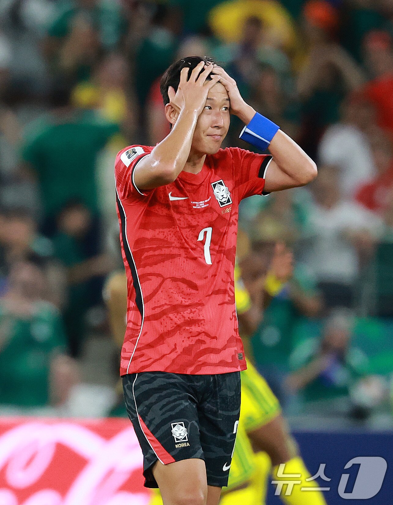 본문 이미지 - 대한민국 축구국가대표팀 손흥민이 24일(현지시간) 멕시코 몬테레이 스타디움에서 열린 2026 북중미 월드컵 A조 조별리그 3차전 대한민국과 남아프리카 공화국의 경기에서 0대 1로 패배한 후 아쉬워하고 있다. 2026.6.25 ⓒ 뉴스1 임세영 기자