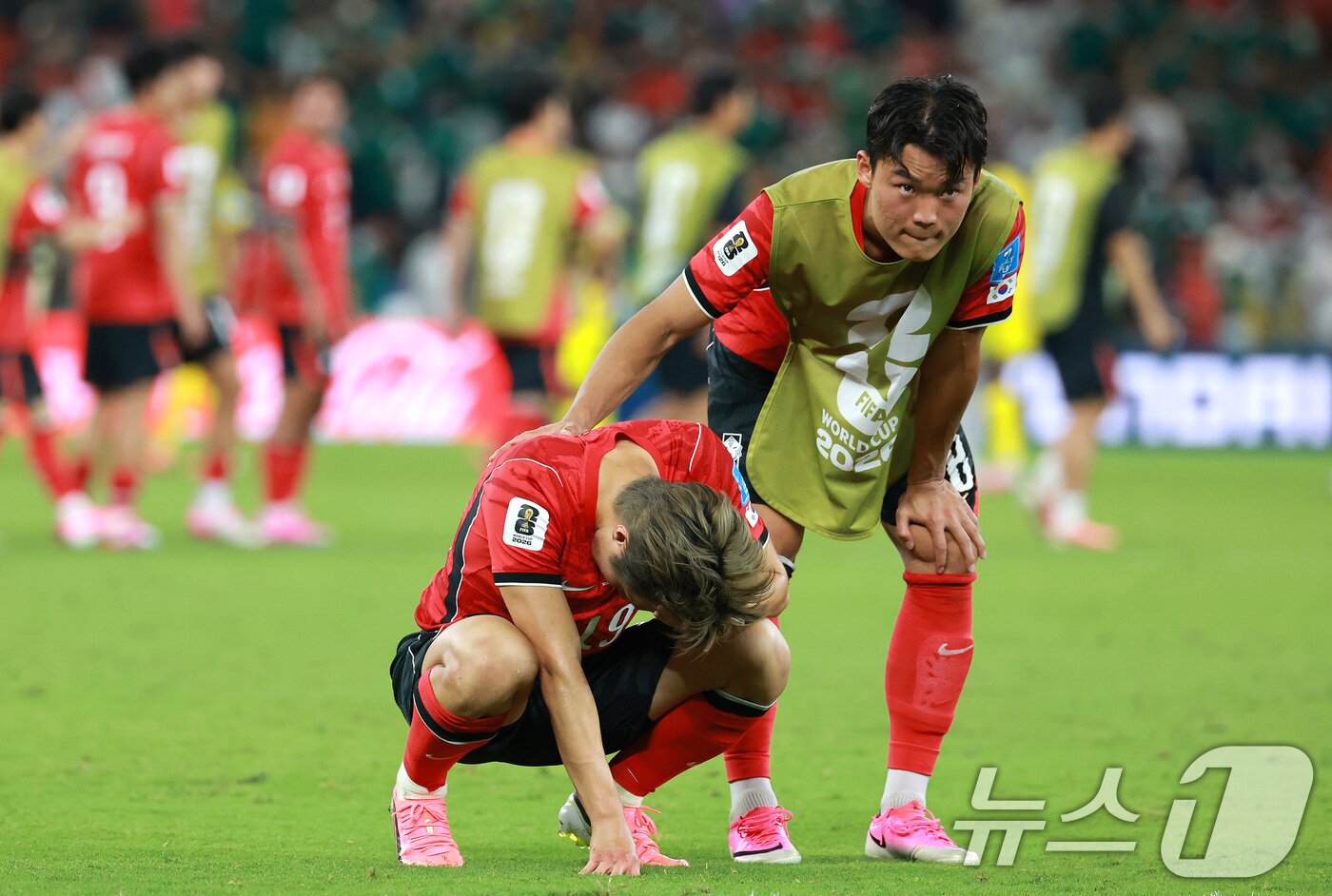 본문 이미지 - 대한민국 축구국가대표팀 오현규가 24일(현지시간) 멕시코 몬테레이 스타디움에서 열린 2026 북중미 월드컵 A조 조별리그 3차전 대한민국과 남아프리카 공화국의 경기에서 0대 1로 패배한 후 아쉬워하는 이강인을 위로하고 있다. 2026.6.25 ⓒ 뉴스1 임세영 기자