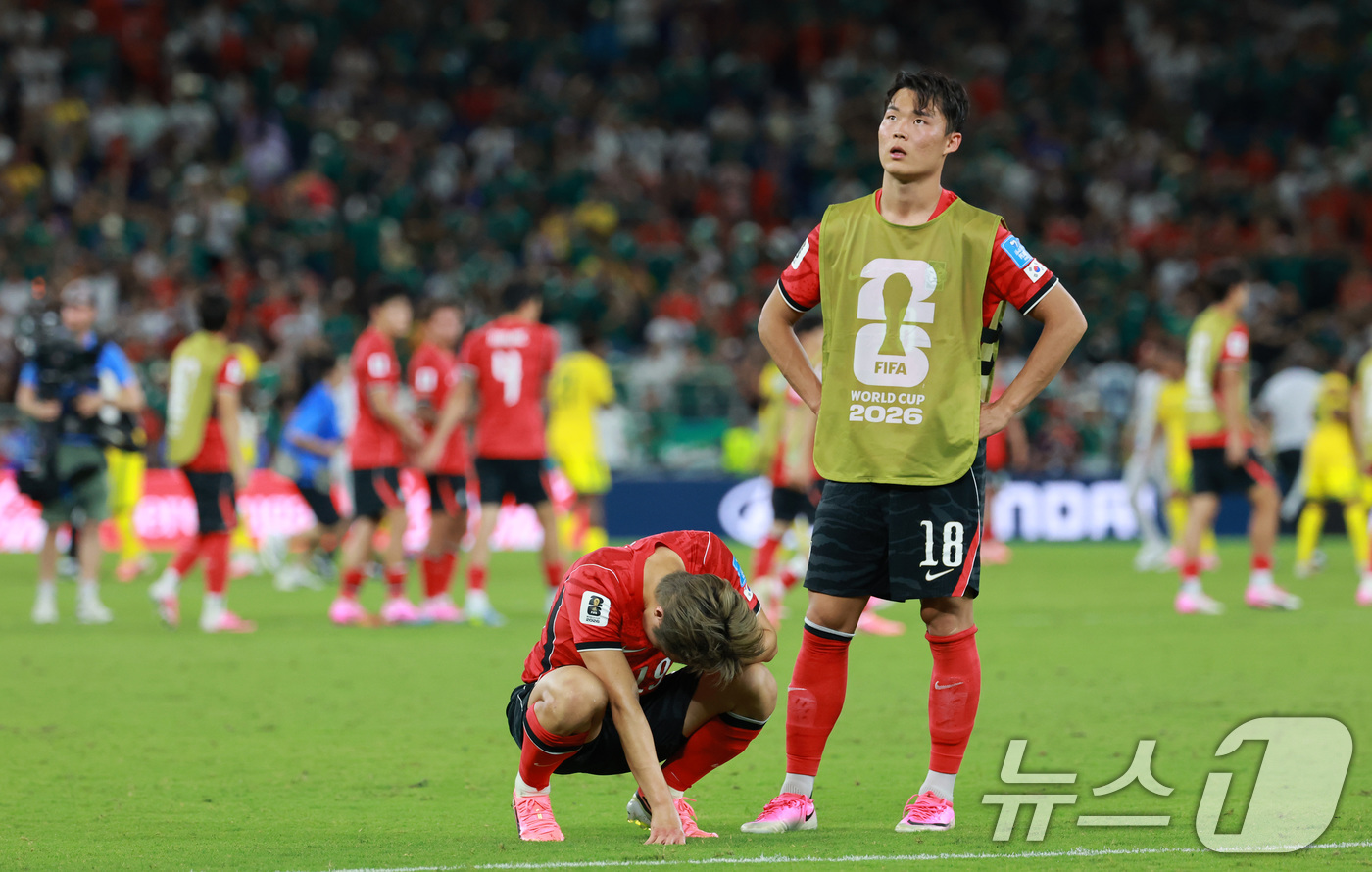 (몬테레이(멕시코)=뉴스1) 임세영 기자 = 대한민국 축구국가대표팀 오현규, 이강인이 24일(현지시간) 멕시코 몬테레이 스타디움에서 열린 2026 북중미 월드컵 A조 조별리그 3차 …