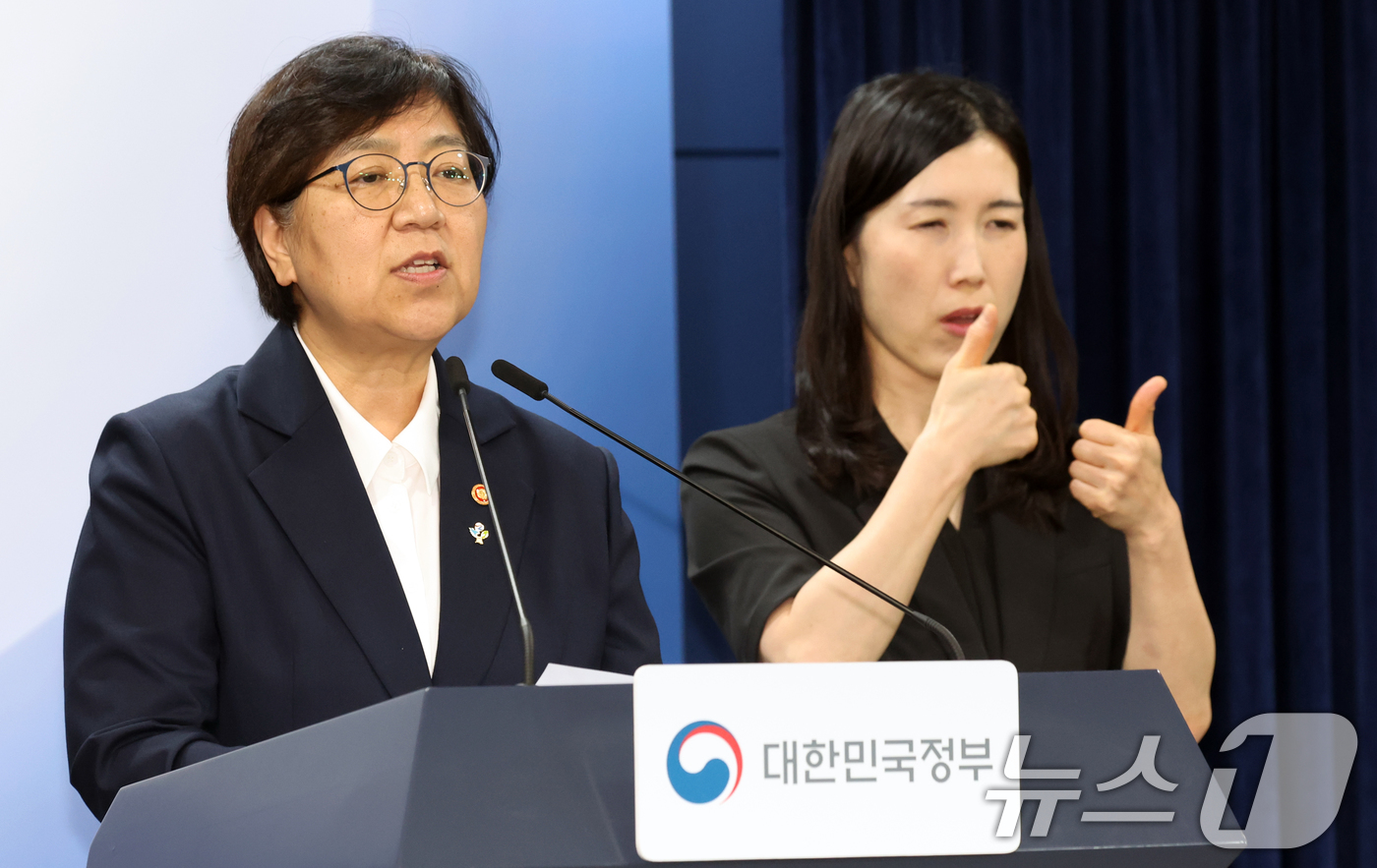 (서울=뉴스1) 김명섭 기자 = 정은경 보건복지부 장관이 25일 서울 종로구 세종대로 정부서울청사에서 건강보험 수가구조 혁신방안 브리핑을 하고 있다. 2026.6.25/뉴스1