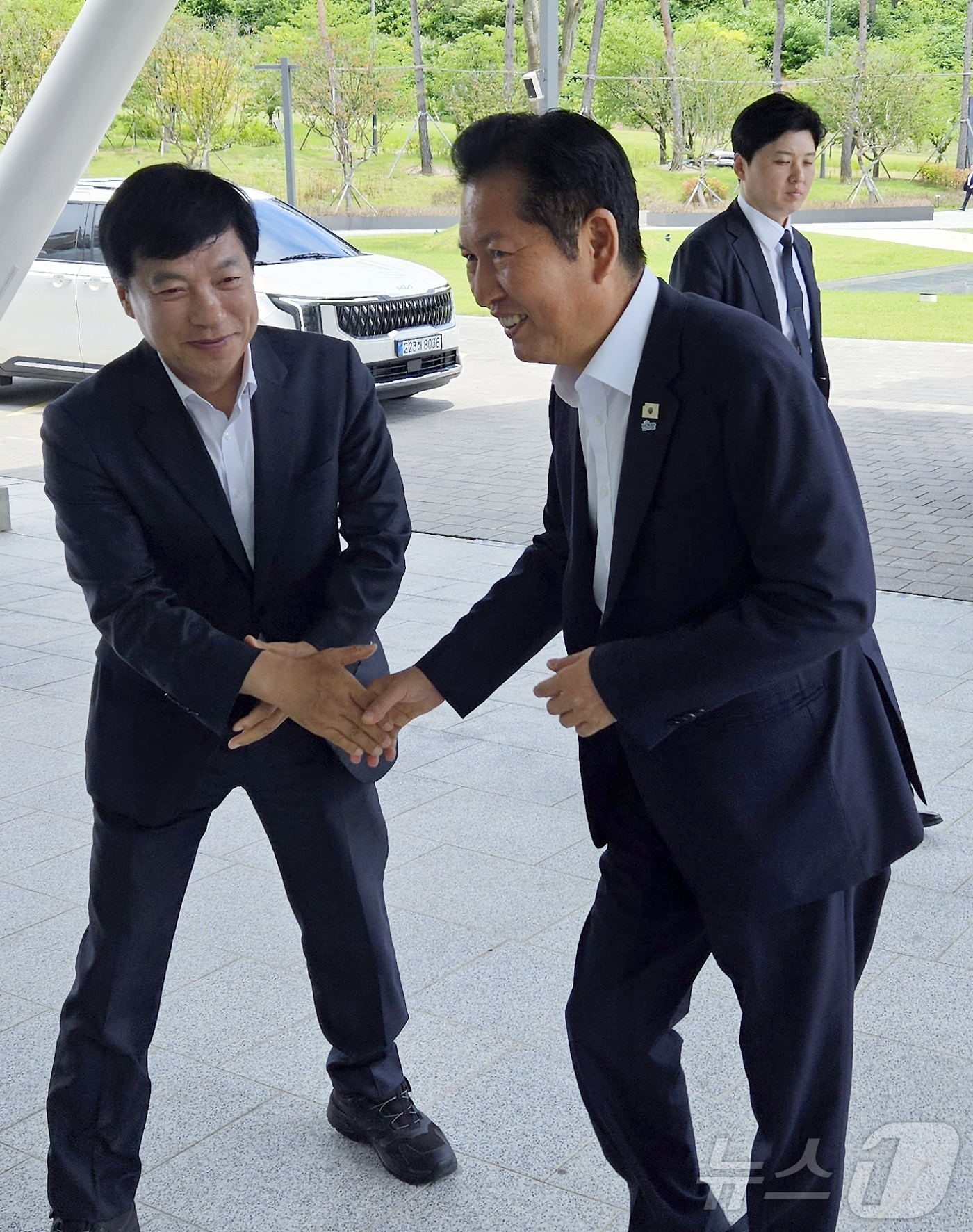 (정읍=뉴스1) 김동규 기자 = 정청래 전 더불어민주당 대표가 25일 전북 정읍시 아우름캠퍼스에서 열린 전북도당 당선인 워크숍을 방문한 가운데 이성윤 의원과 인사를 나누고 있다. …