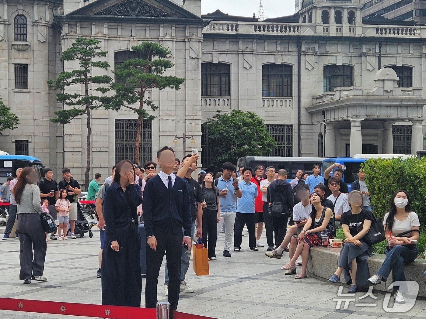 본문 이미지 - 신세계백화점 본점 앞 분수대 광장에서 남아공전을 지켜보는 시민들 ⓒ 뉴스1 박혜연 기자